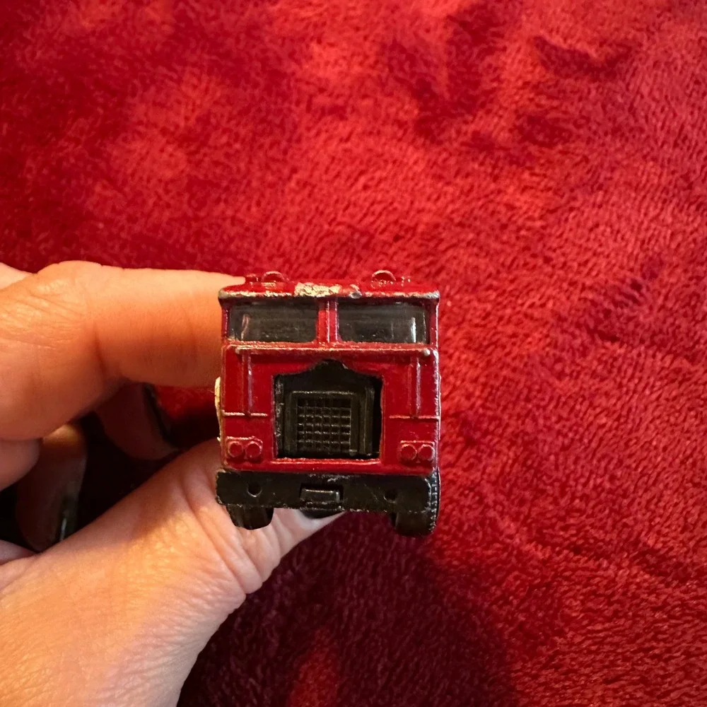 Vintage Red Diecast Semi Truck Cab Flatbed 10 Wheeler Made in Hong Kong‎